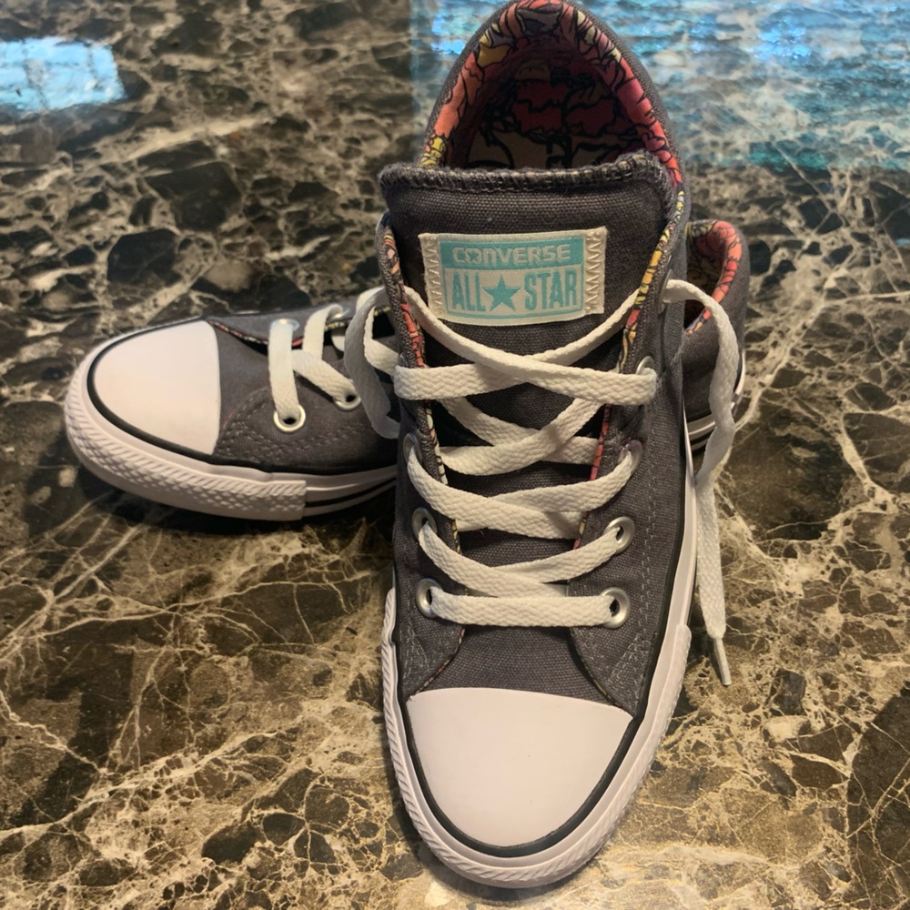 CONVERSE ALL STAR GREY W/FLORAL INSOLE SIZE 6